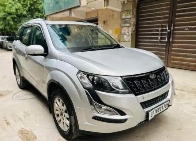 Mahindra XUV500 W10 2017