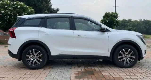 Mahindra XUV700 AX 7 Petrol AT 7 STR 2021