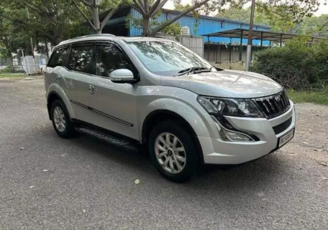 Mahindra XUV500 W10 2017