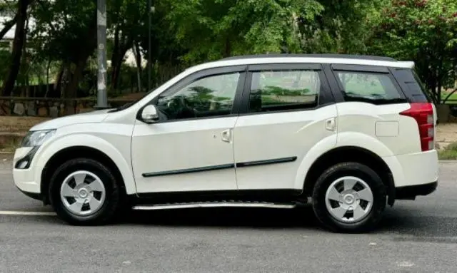 Mahindra XUV500 W6 2017