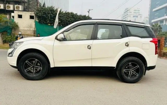 Mahindra XUV500 W6 AT 2016