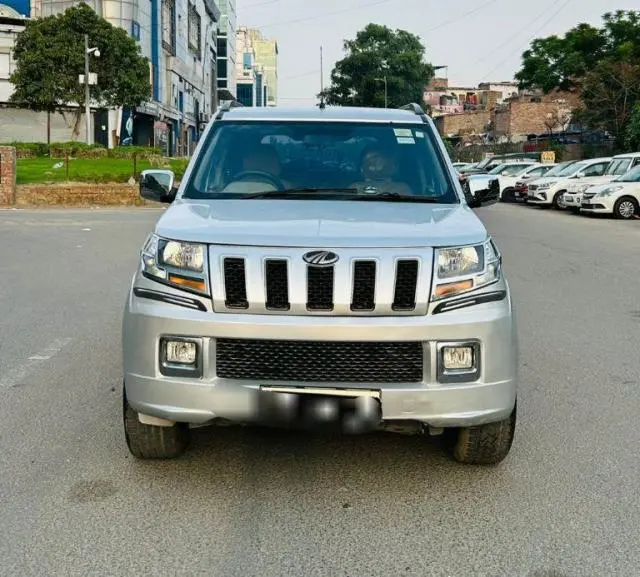 Mahindra TUV300 T10 2018
