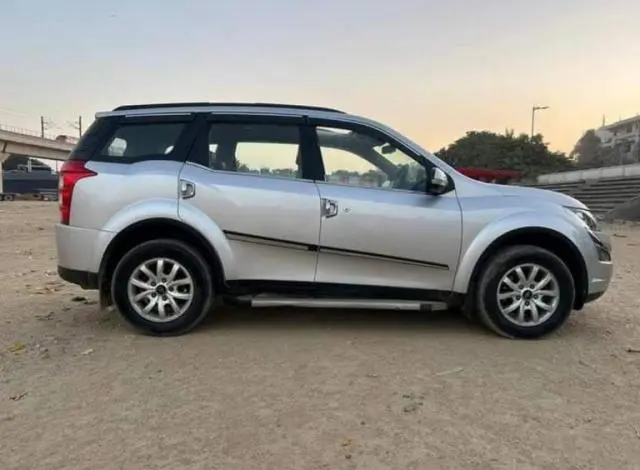 Mahindra XUV500 W10 2015