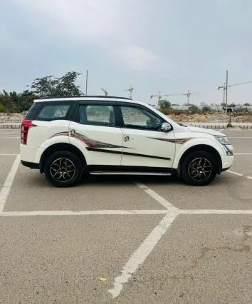Mahindra XUV500 W6 2016