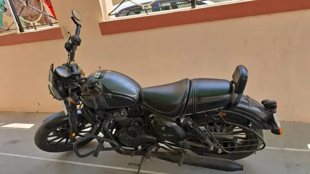 Yezdi Roadster Dark Hunter Green 2022