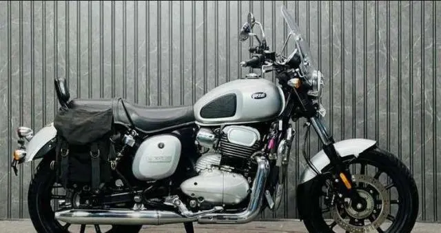 Yezdi Roadster Chrome Sin Silver 2022