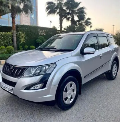Mahindra XUV500 W6 2016