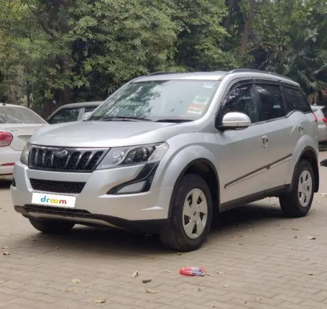 Mahindra XUV500 W6 2017