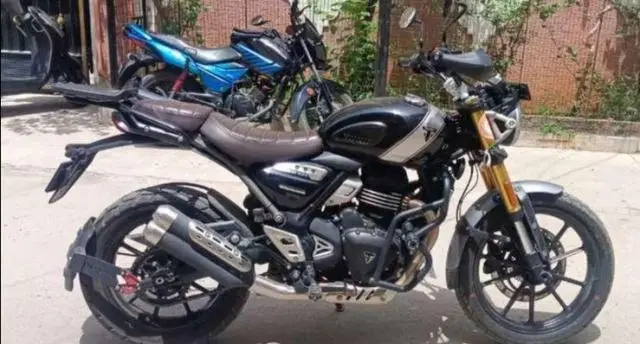 Yezdi Scrambler Bold Black 2024