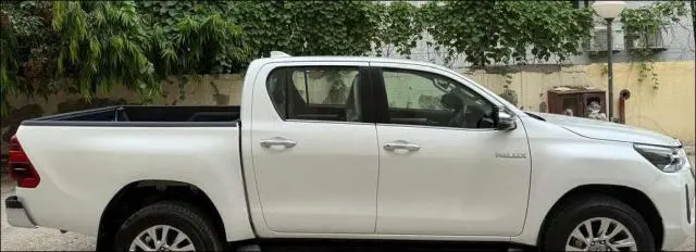 Toyota Hilux HIGH 4X4 AT 2023