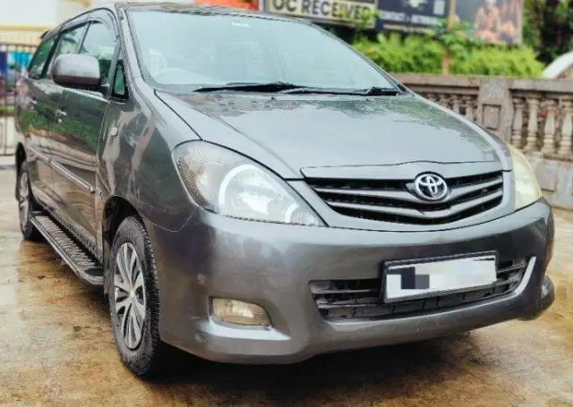 Toyota Innova 2.5 G 8 STR BS III 2011